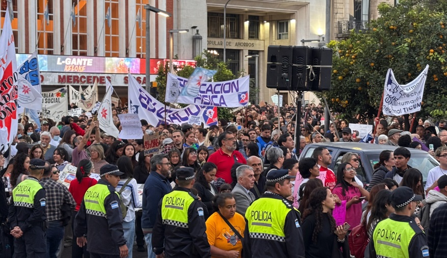 Masiva marcha universitaria en Tucumán por la Ley de Financiamiento